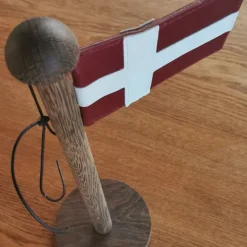 Hot Nordic By Hand - Snoren - Bordflag i røget eg - H40