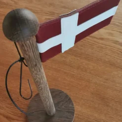 Sale Nordic By Hand - Snoren - Bordflag i røget eg - H33