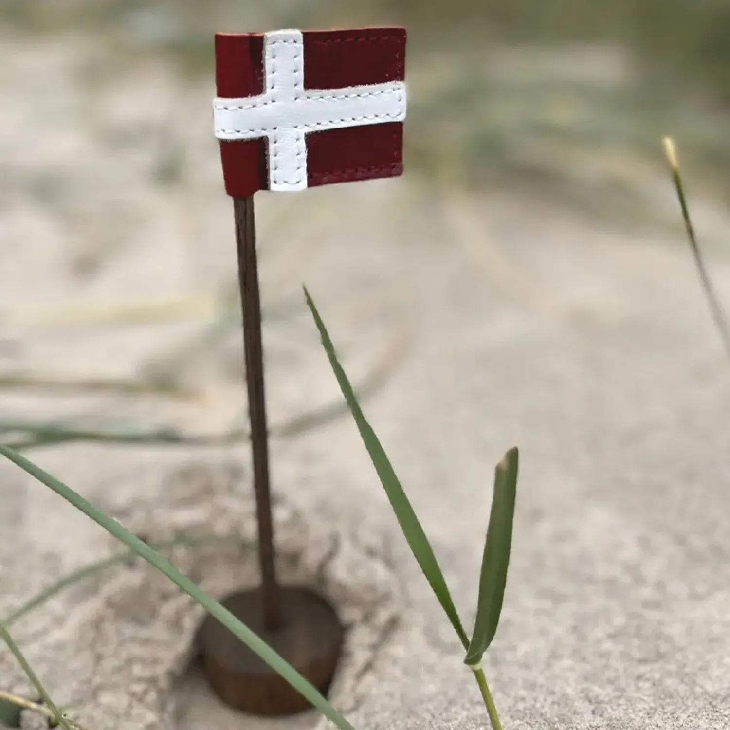 Hot Nordic By Hand - Snoren - Bordflag mini i røget eg - H20