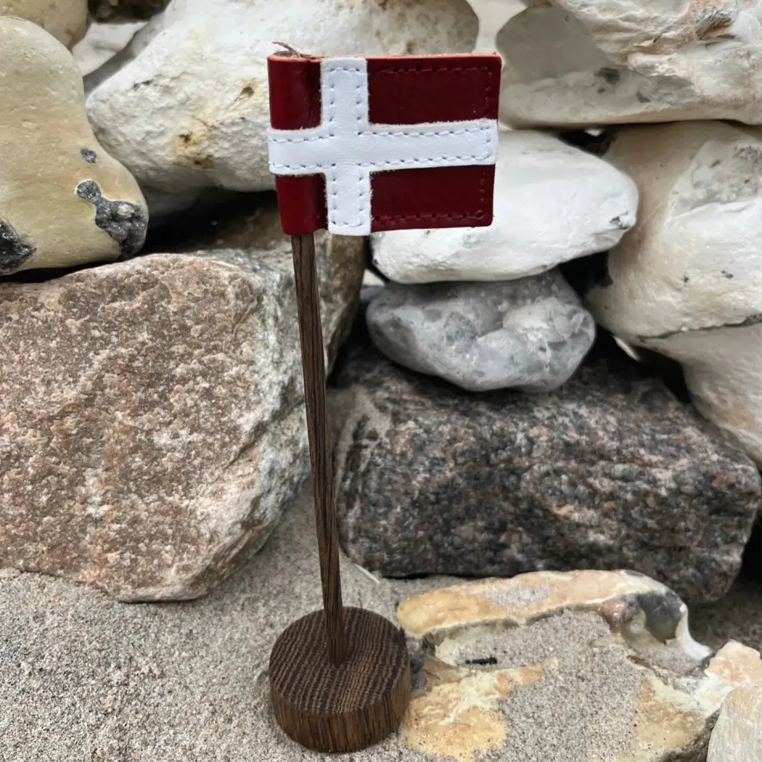 Hot Nordic By Hand - Snoren - Bordflag mini i røget eg - H20