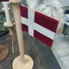 New Nordic By Hand - Snoren - Bordflag i lys eg - H40