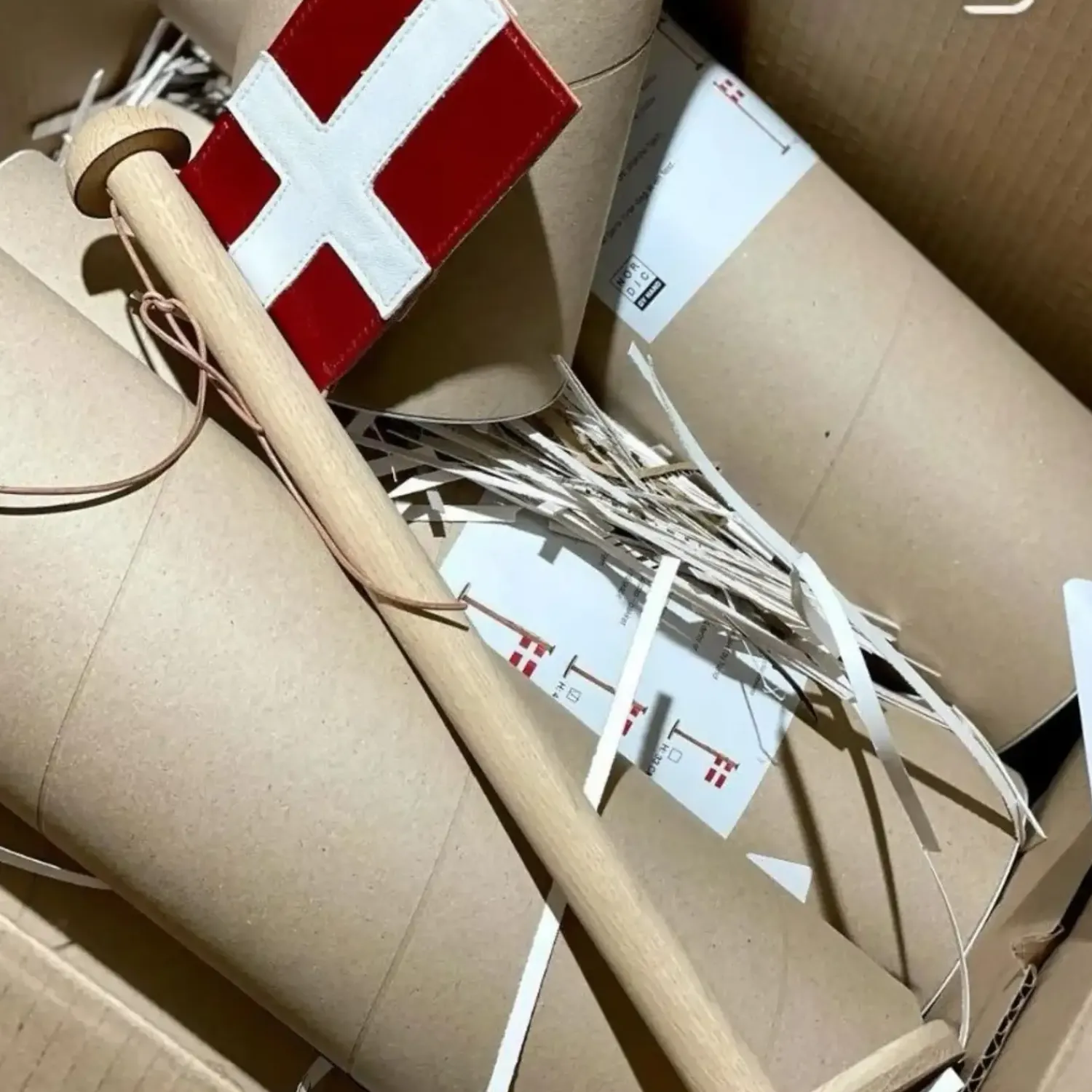 New Nordic By Hand - Snoren - Bordflag i lys eg - H40