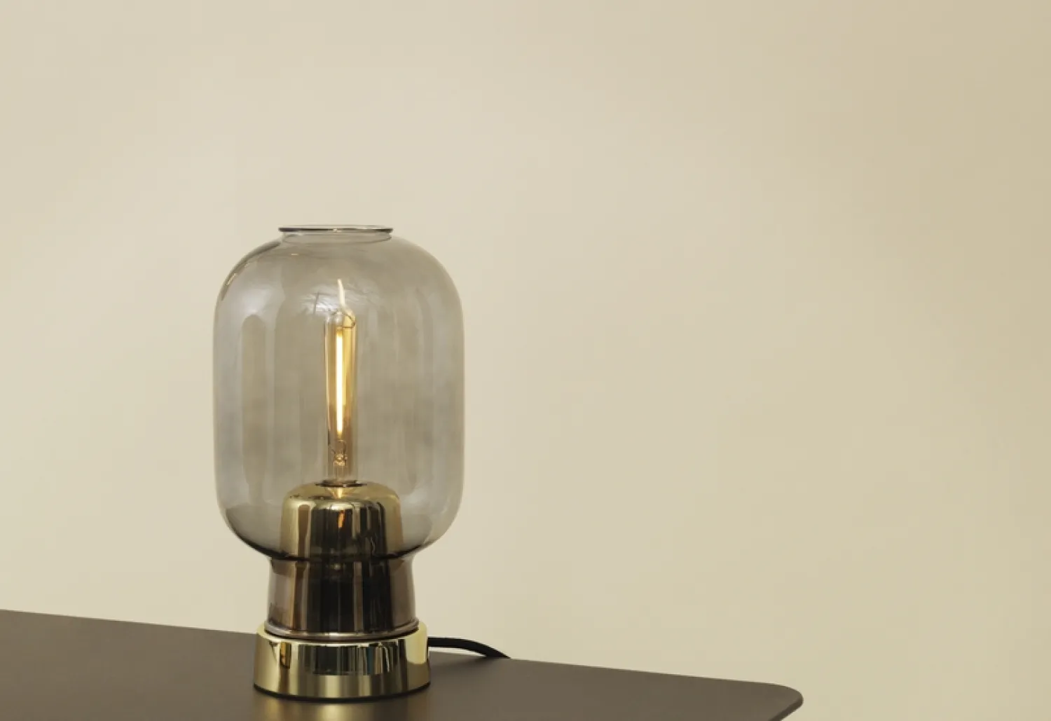 Outlet Normann Copenhagen - Amp Table Lamp Brass EU