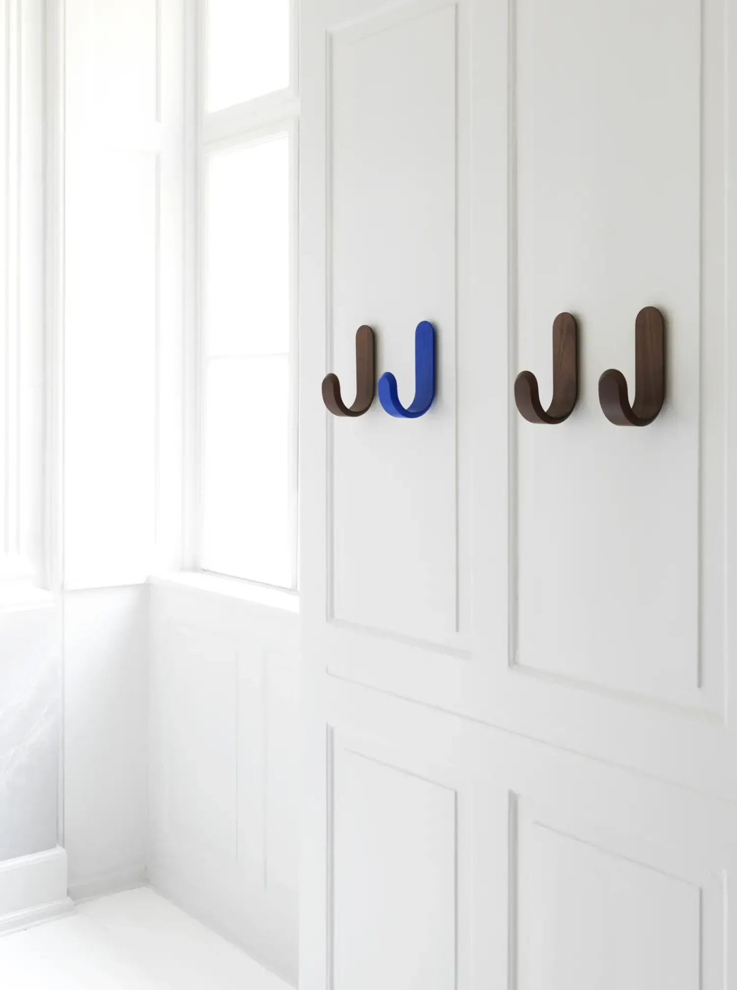 New Normann Copenhagen - Curve Hook - Valnød træ