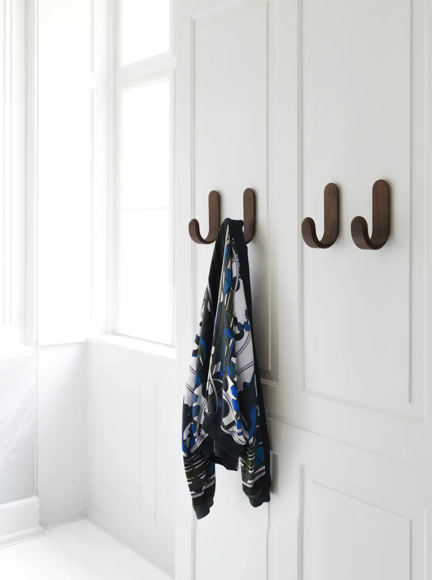 New Normann Copenhagen - Curve Hook - Valnød træ