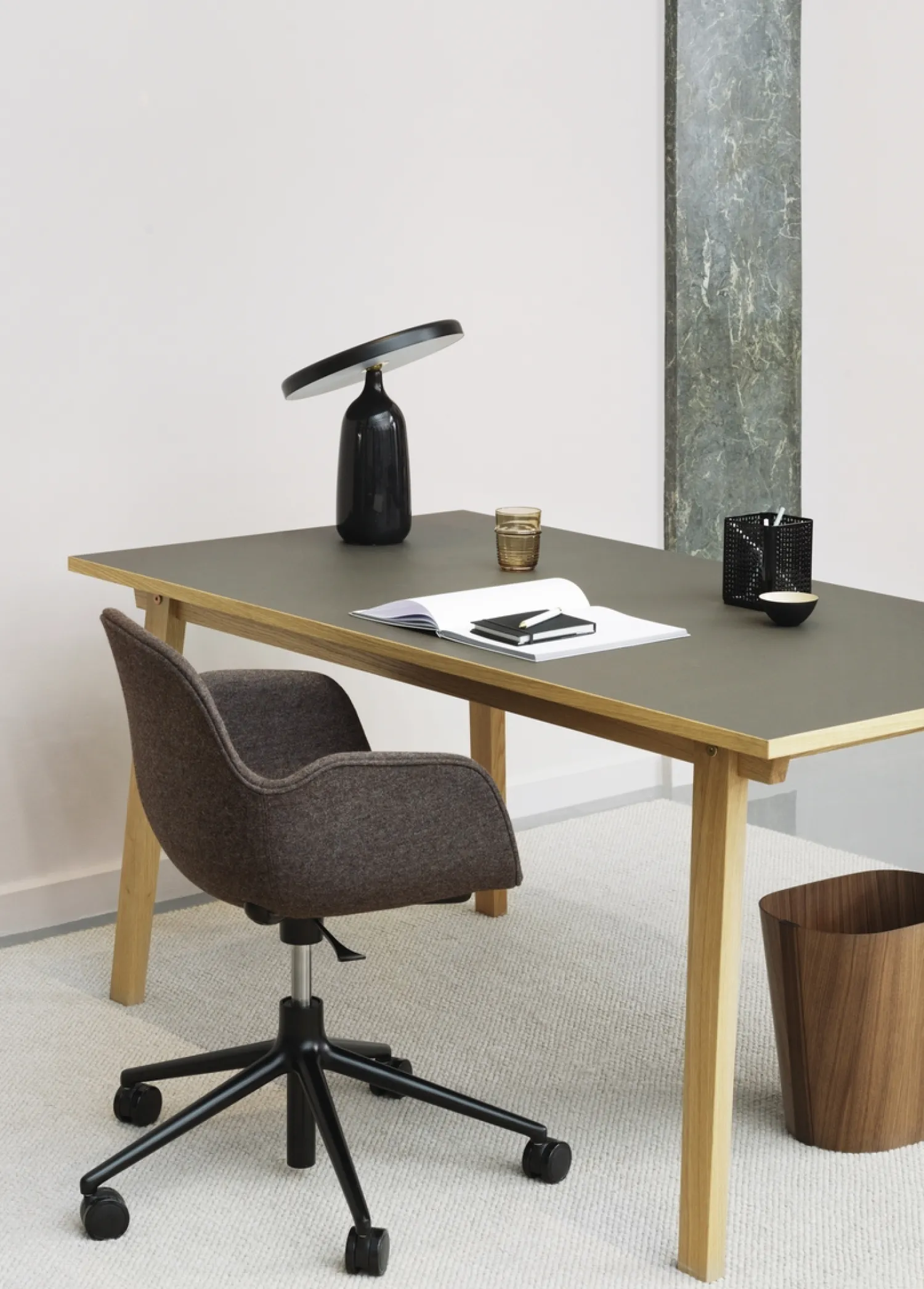 Online Normann Copenhagen - Form Armstol Swivel 5W med hjul - Sort/Varm grå