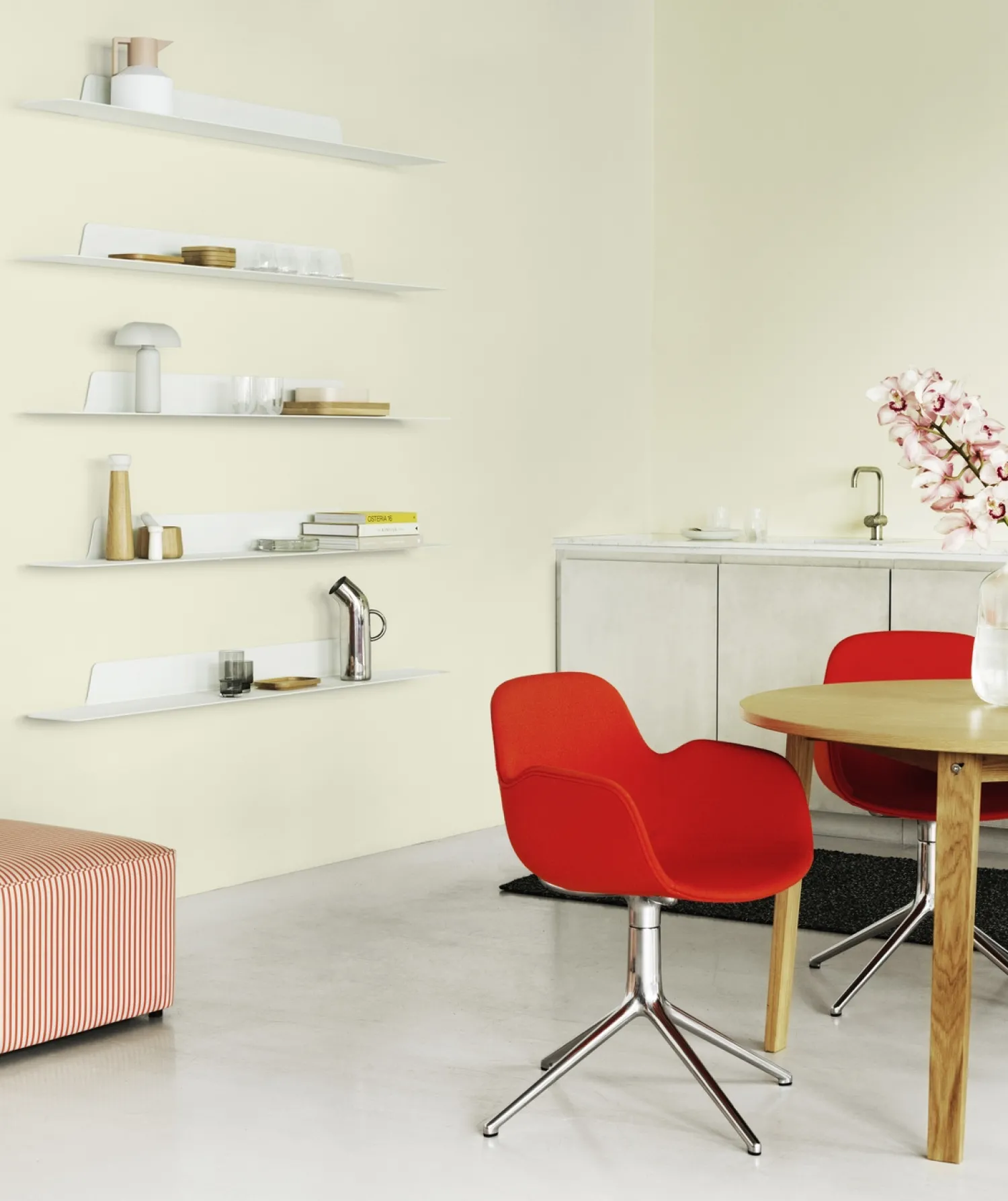 Online Normann Copenhagen - Form Armstol Swivel 5W med hjul - Sort/Varm grå