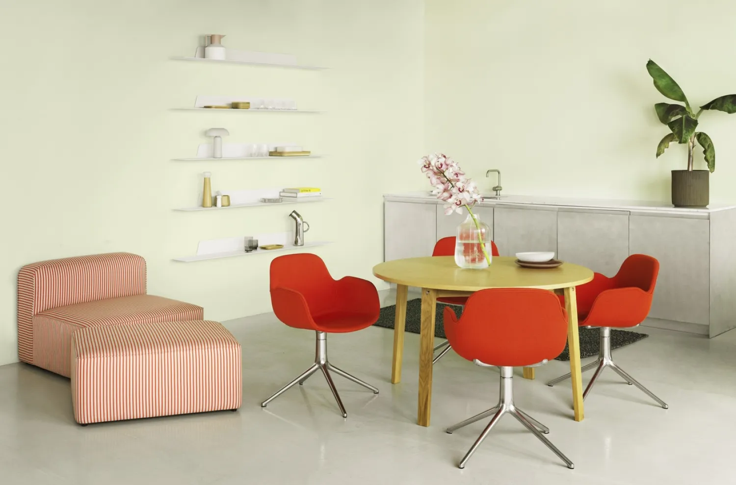 Online Normann Copenhagen - Form Armstol Swivel 5W med hjul - Sort/Varm grå