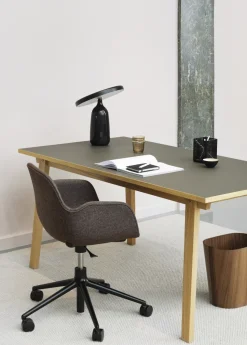 New Normann Copenhagen - Form Armstol Swivel 5W med hjul - Sort/Brun