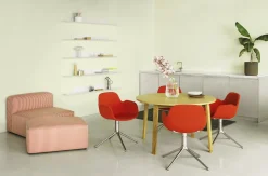 New Normann Copenhagen - Form Armstol Swivel 5W med hjul - Sort/Brun