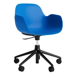 Normann Copenhagen - Form Armstol Swivel 5W med hjul - Sort/Blå