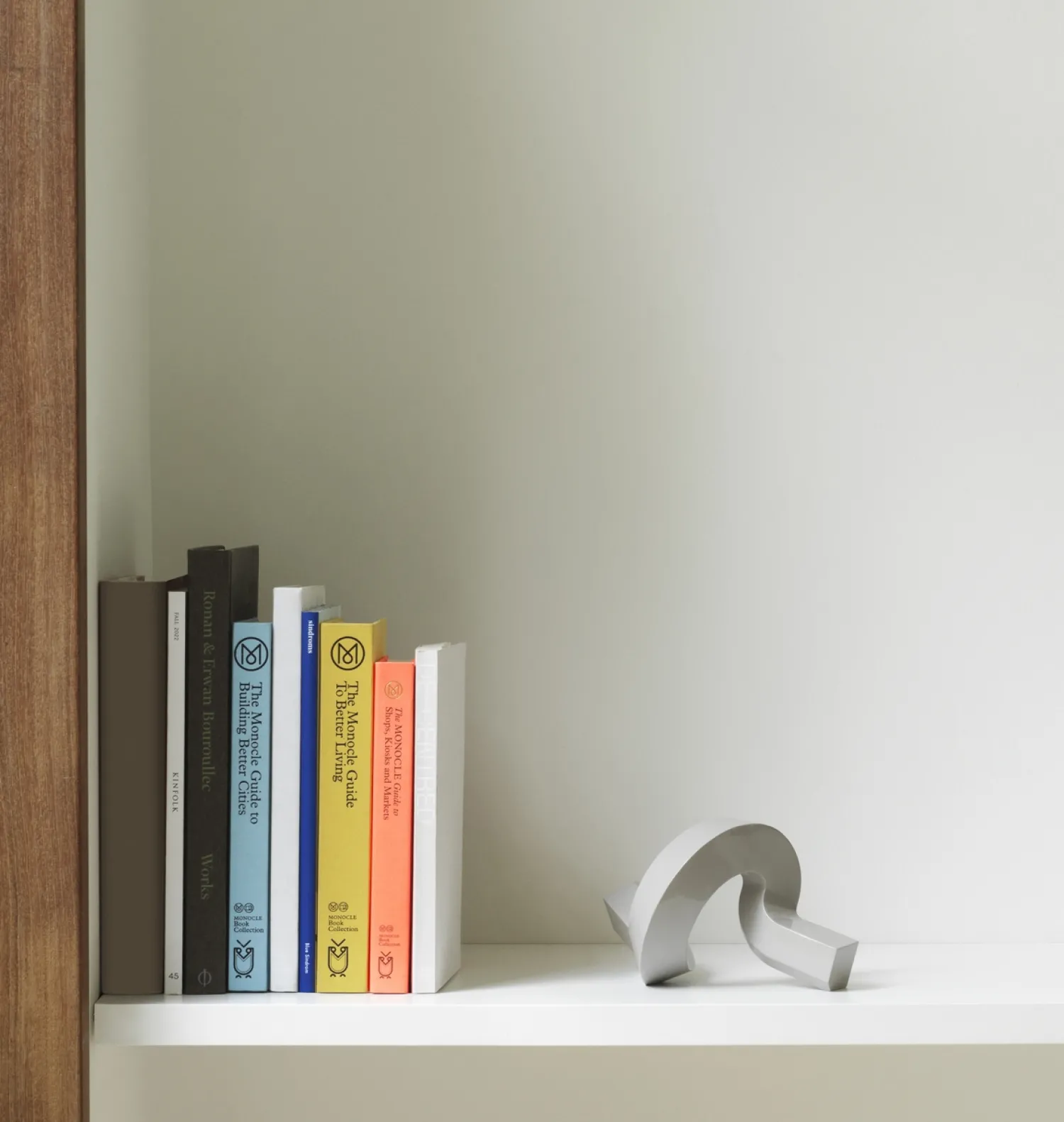 Hot Normann Copenhagen - Lysestage - Crooked Candlestick One - Warm Grey / Varm Grå
