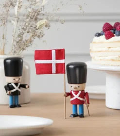 Best NovoForm - Rød garder m. flag og gevær