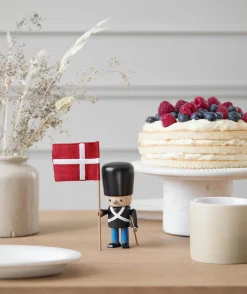 Discount NovoForm - Sort garder m. flag og gevær