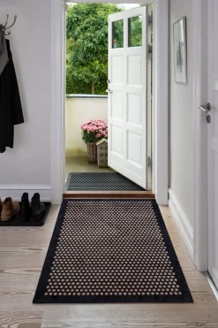 Hot Tica Copenhagen - Smudsmåtte - Dots - Sort/Sand - 90x130 cm
