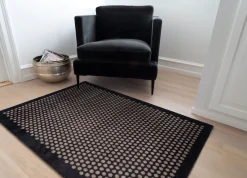 Hot Tica Copenhagen - Smudsmåtte - Dots - Sort/Sand - 90x130 cm