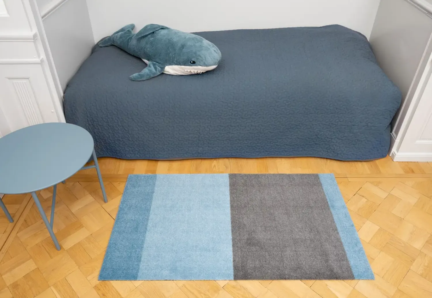 Sale Tica Copenhagen - Smudsmåtte - Stripes Horizon - Blå/Steelgrey - 90x200 cm