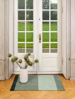 Discount Tica Copenhagen - Smudsmåtte - Stripes Horizon - Lysegrøn/Støvet/Mørkegrøn - 90x130 cm