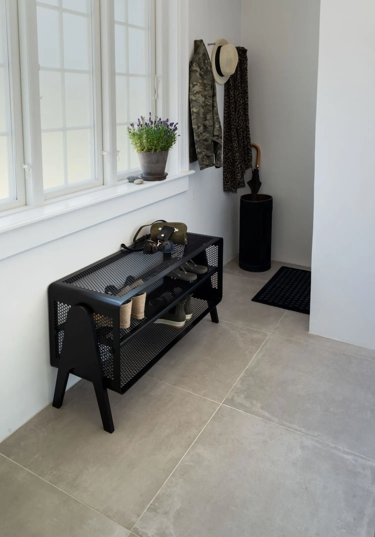 Tica Copenhagen - Stor gulvreol - Metal - Sort