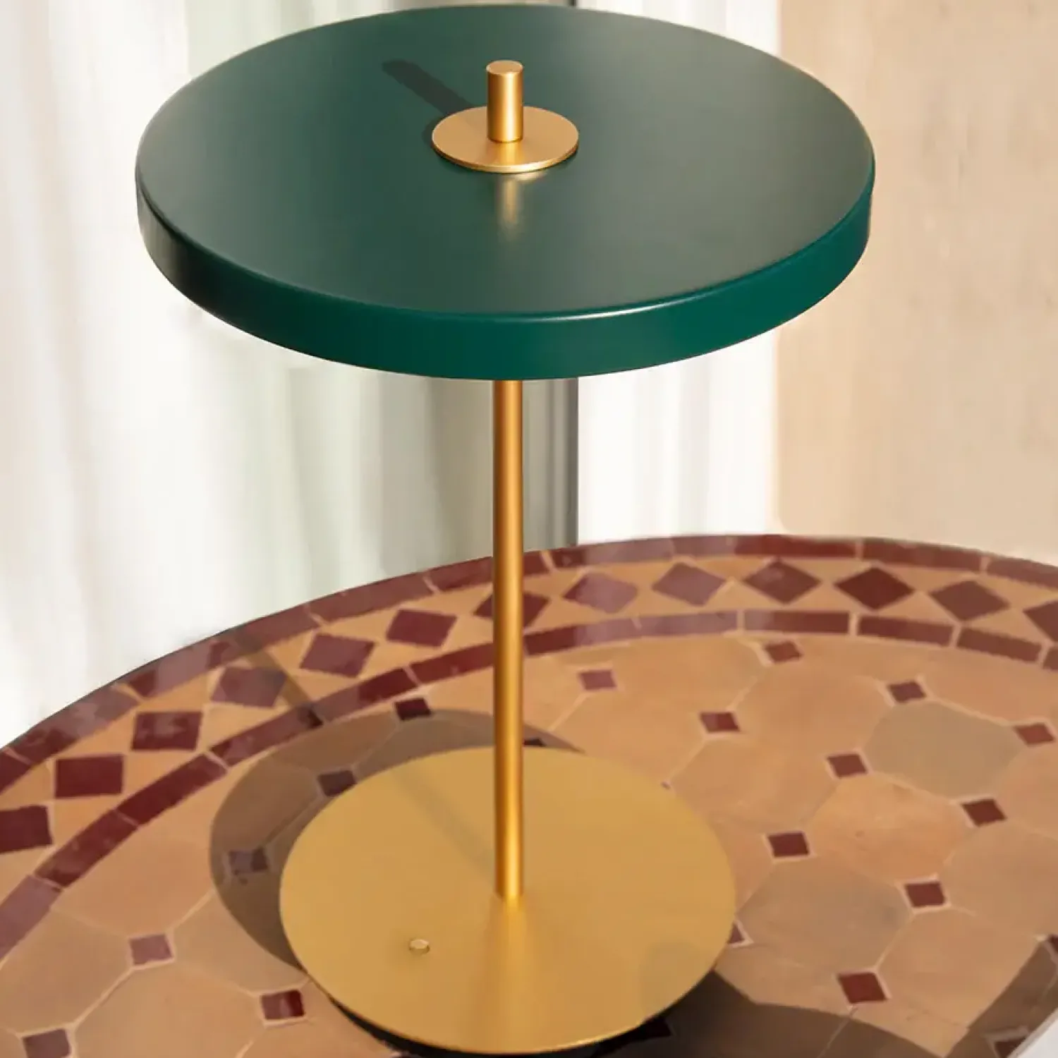 Discount Umage - Bordlampe - Asteria Move - Forest green - Ø20 cm