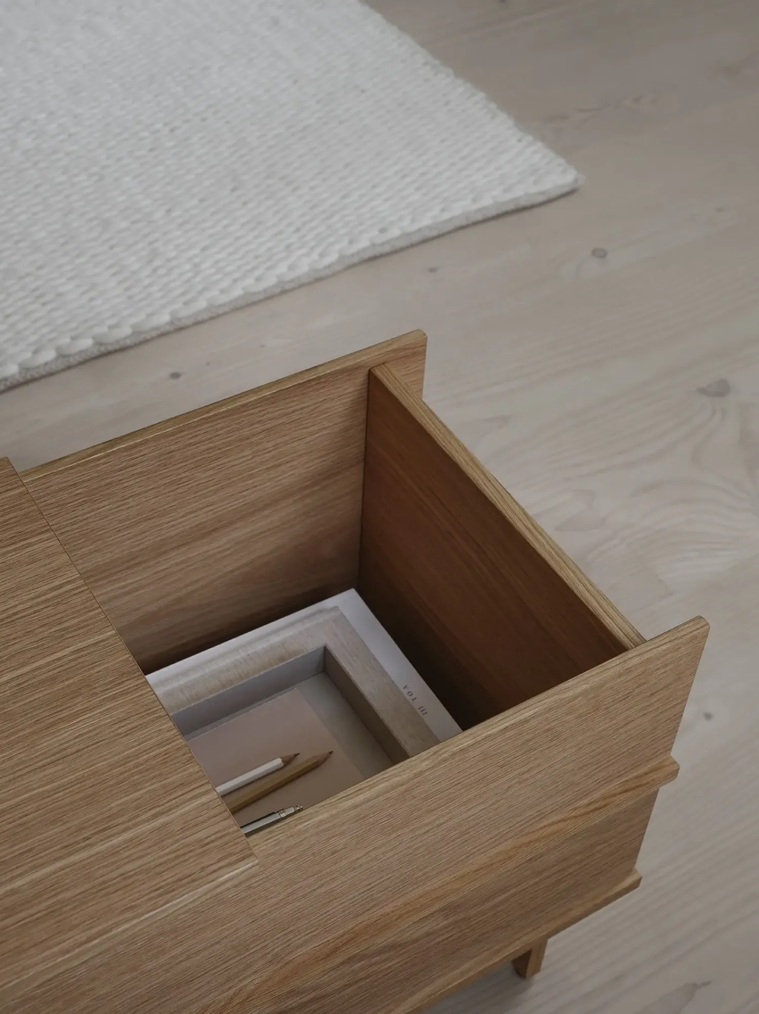Outlet We Do Wood - Correlation Bench. Slagbænk i eg og med opbevaring